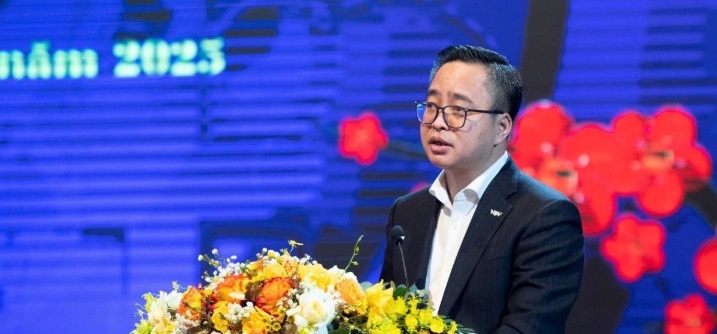 Nghị quyết 57 là đường dẫn giúp phát thanh “lột xác” toàn diện<br /><span style="font-weight:normal;">Ông Phạm Mạnh Hùng - Phó Tổng giám đốc VOV khẳng định, đổi mới sáng tạo, chuyển đổi số, ứng dụng khoa học công nghệ vào tất cả các giai đoạn của quy trình làm báo vừa là cơ hội để báo chí tối ưu hoá mình, vượt lên trên các khó khăn, thách thức hiện nay, vừa là sức ép không thể tránh được nếu không muốn rơi vào quên lãng, bị tụt lại phía sau.</span>